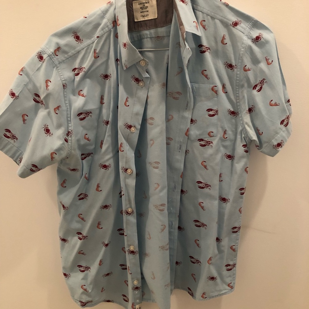 Light blue button down short sleeve crab shrimp lobster shirt size medium.
